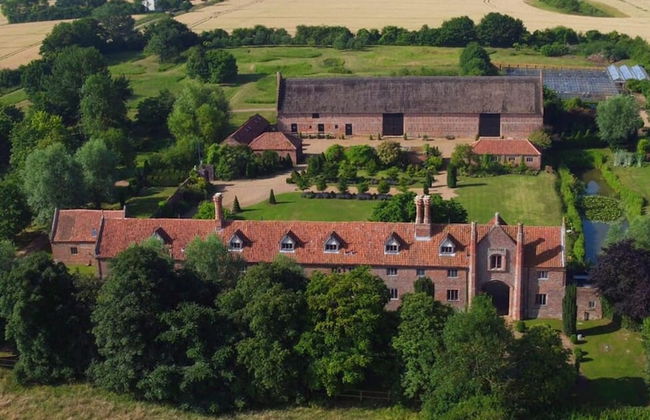 Lavish Tudor Hall Gardens - Sleeps 14 - Photo 20