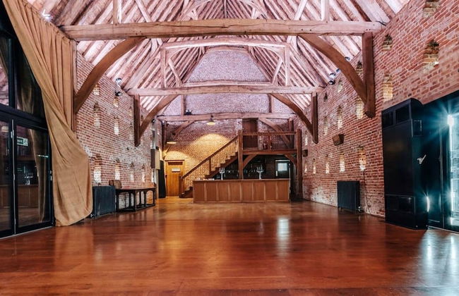 Lavish Tudor Hall Gardens - Sleeps 14 - Photo 59