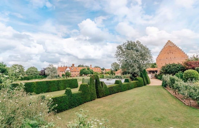 Lavish Tudor Hall Gardens - Sleeps 14 - Photo 57