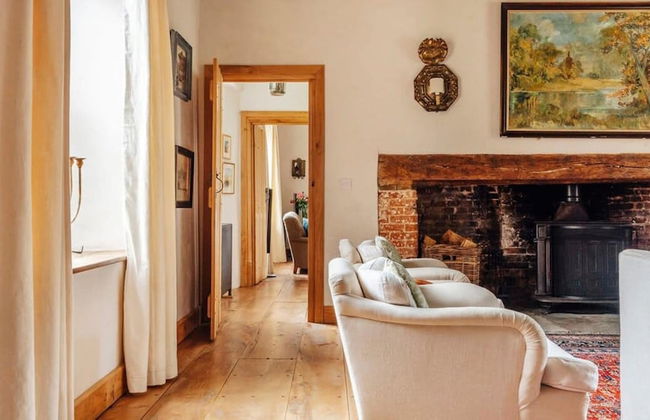 Lavish Tudor Hall Gardens - Sleeps 14 - Photo 2
