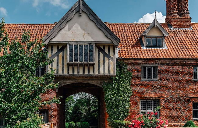 Lavish Tudor Estate Gardens - Sleeps 25 - Foto 3