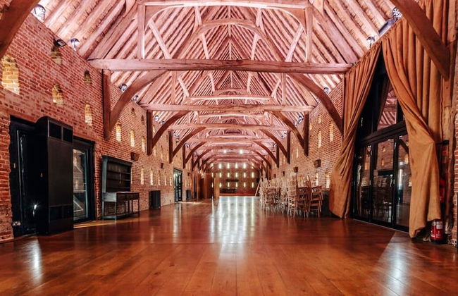 Lavish Tudor Hall Gardens - Sleeps 14 - Photo 60