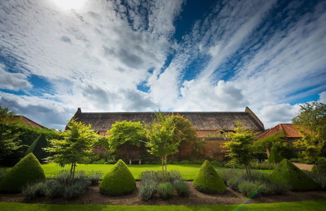 Lavish Tudor Hall Gardens - Sleeps 14 - Photo 19