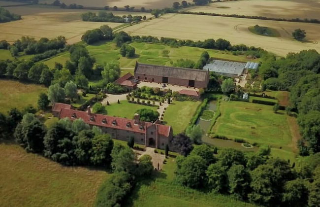 Lavish Tudor Hall Gardens - Sleeps 14 - Photo 61