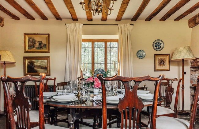 Lavish Tudor Hall Gardens - Sleeps 14 - Photo 30
