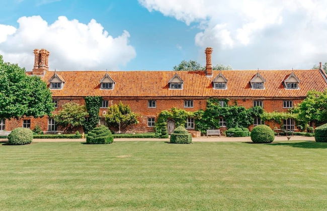Lavish Tudor Hall Gardens - Sleeps 14 - Photo 53