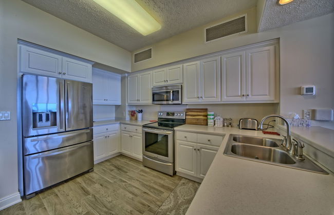 Marvelous Condo with Beachside Pool and Free Poolside WiFi - Unit 0902 by RedAwning - Foto 8