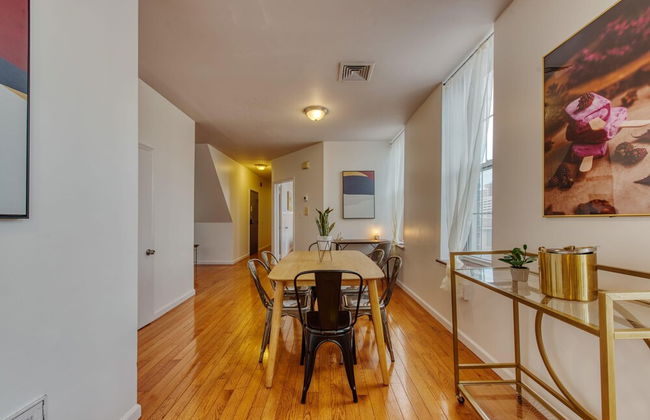 Stairway 3BR Apt w W D Ideal for Groups - Foto 9