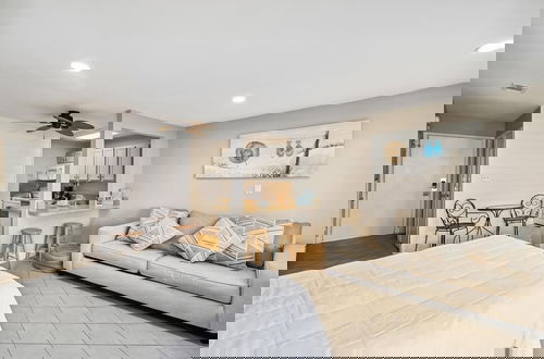 Foto 2 - Studio With A Queen Size Bed, Twin Bed And Sofa Sleeper - Sleeps 5 0 Bedroom Condo by RedAwning
