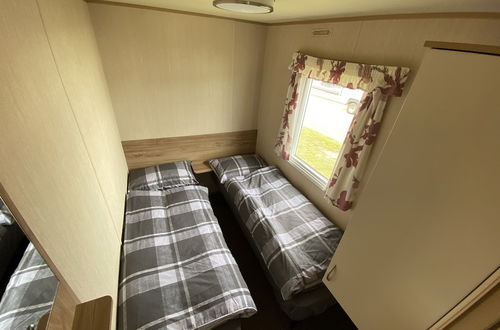 Photo 7 - 3 Bed 8 Berth Caravan in California Cliffs - M1