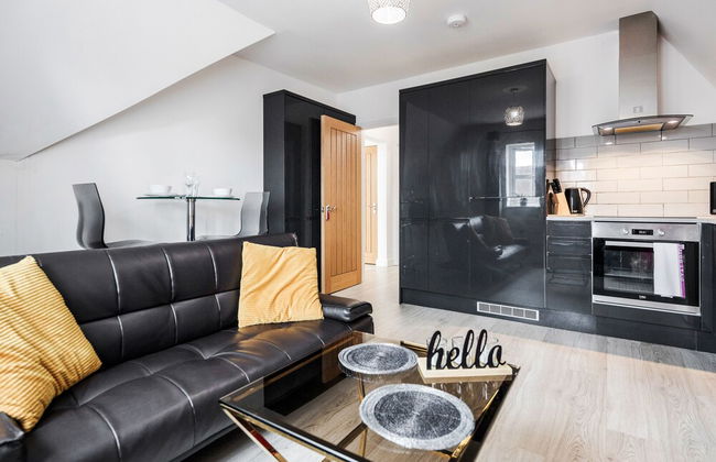 Comfortable 2BR Apartment in Bedford - Photo 1
