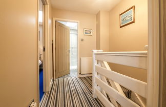 Photo 2 - Harry's - 2 Bedroom Holiday Home - Tenby