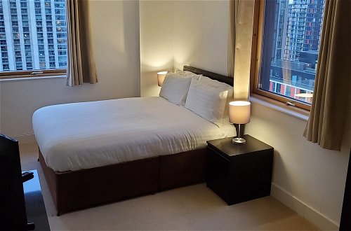 Photo 2 - Captivating 2-bed Apartment in Canary Wharf London
