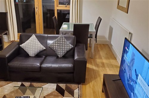 Photo 11 - Captivating 2-bed Apartment in Canary Wharf London