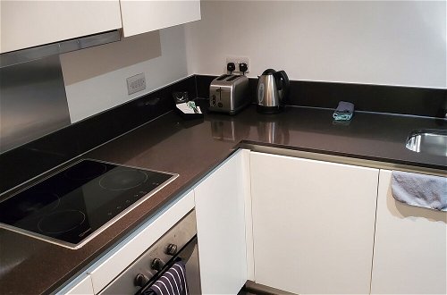 Photo 9 - Captivating 2-bed Apartment in Canary Wharf London