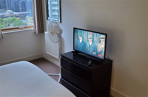 Photo 3 - Captivating 2-bed Apartment in Canary Wharf London