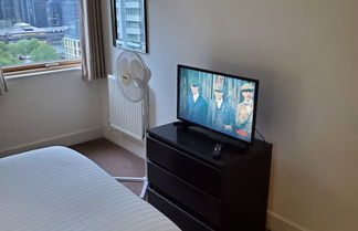 Photo 3 - Captivating 2-bed Apartment in Canary Wharf London