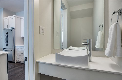 Photo 15 - Modern Dallas TownHome 2 BR fully furnis