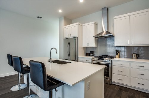 Photo 7 - Modern Dallas TownHome 2 BR fully furnis