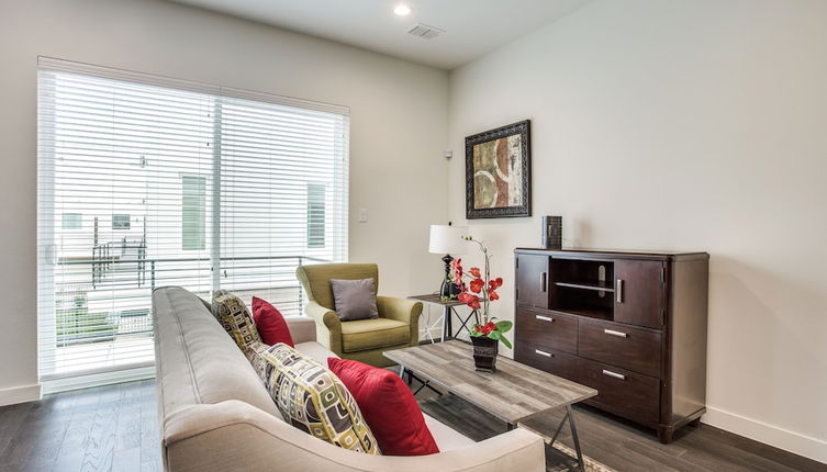 Photo 1 - Modern Dallas TownHome 2 BR fully furnis