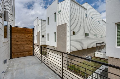 Photo 14 - Modern Dallas TownHome 2 BR fully furnis