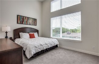 Photo 3 - Modern Dallas TownHome 2 BR fully furnis