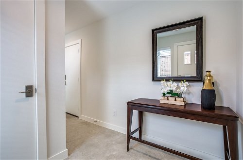 Photo 5 - Modern Dallas TownHome 2 BR fully furnis