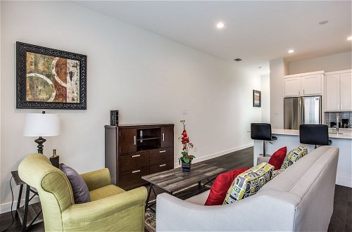Photo 13 - Modern Dallas TownHome 2 BR fully furnis