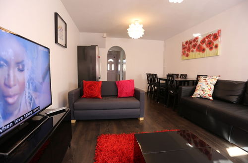 Photo 23 - Beautiful 3 Beds House - Thamesmead