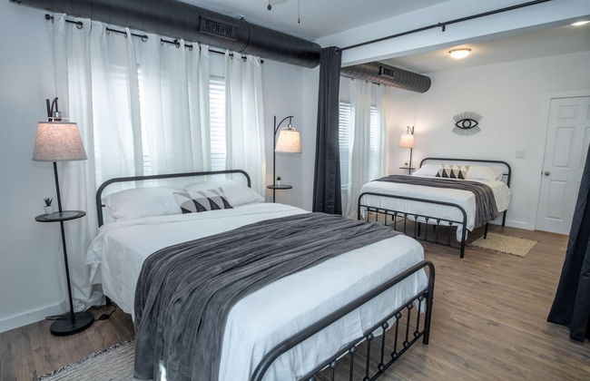 Huge Remodeled 5BR 4BA House Sleeps 20 Downtown - Foto 11