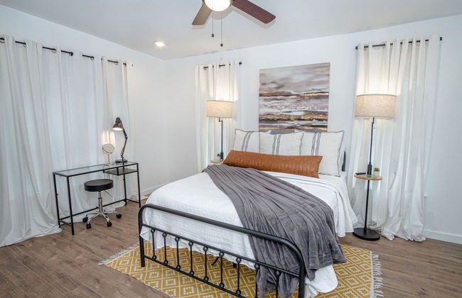 Huge Remodeled 5BR 4BA House Sleeps 20 Downtown - Foto 12