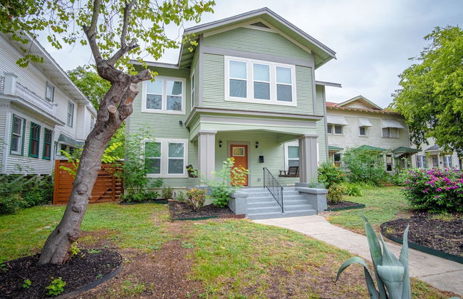Huge Remodeled 5BR 4BA House Sleeps 20 Downtown - Foto 1