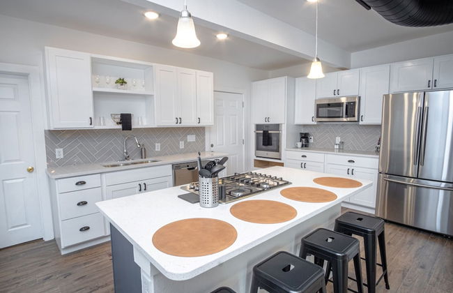 Huge Remodeled 5BR 4BA House Sleeps 20 Downtown - Foto 24