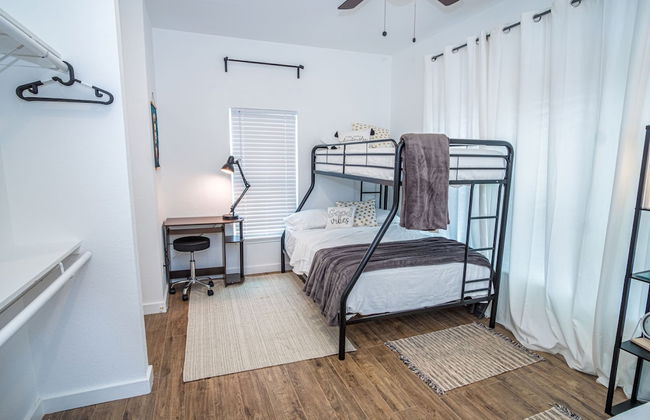 Huge Remodeled 5BR 4BA House Sleeps 20 Downtown - Foto 7