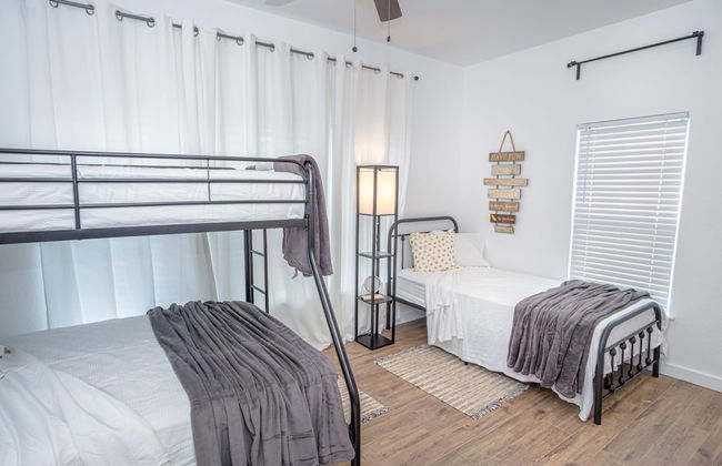 Huge Remodeled 5BR 4BA House Sleeps 20 Downtown - Foto 8