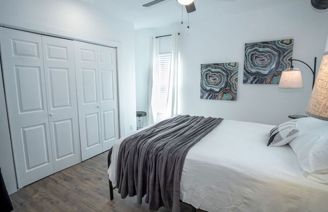 Huge Remodeled 5BR 4BA House Sleeps 20 Downtown - Foto 14