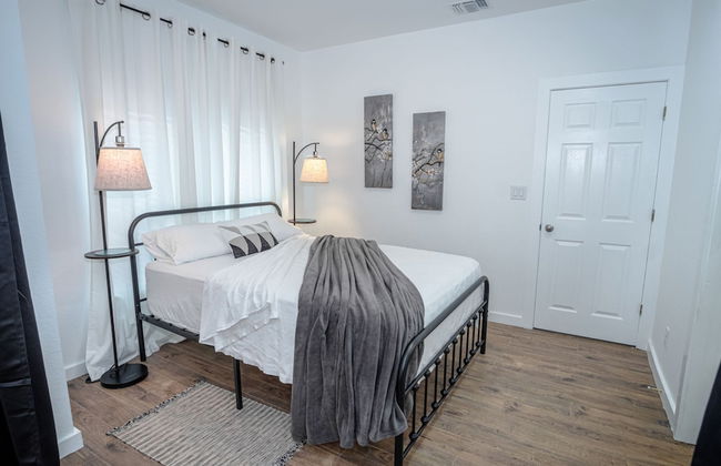 Huge Remodeled 5BR 4BA House Sleeps 20 Downtown - Foto 19