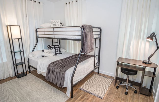 Huge Remodeled 5BR 4BA House Sleeps 20 Downtown - Foto 13