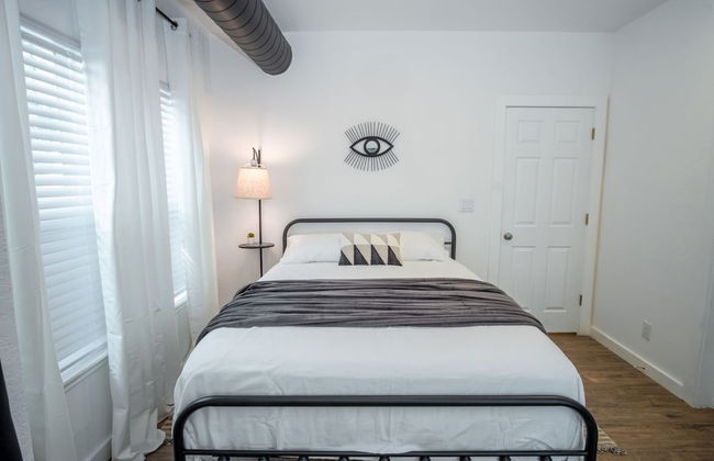 Huge Remodeled 5BR 4BA House Sleeps 20 Downtown - Foto 18