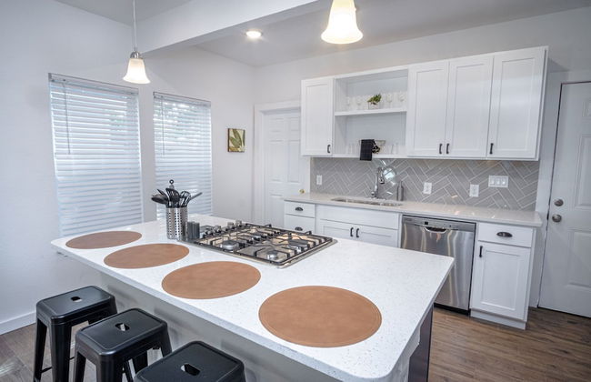 Huge Remodeled 5BR 4BA House Sleeps 20 Downtown - Foto 25