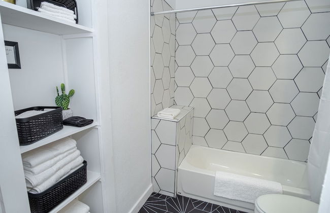 Huge Remodeled 5BR 4BA House Sleeps 20 Downtown - Foto 43