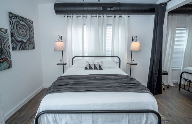 Huge Remodeled 5BR 4BA House Sleeps 20 Downtown - Foto 9