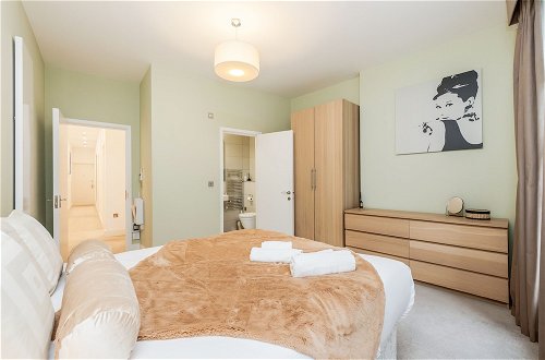 Photo 9 - Stylish 3 Bed 3 bath in Kens High St