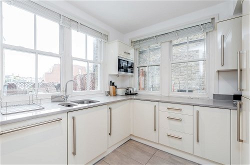 Photo 18 - Stylish 3 Bed 3 bath in Kens High St