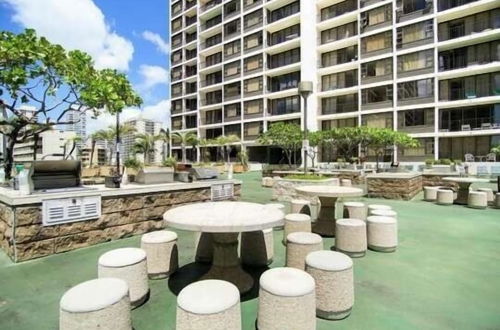 Foto 23 - Spectacular Pool View Suite at the Waikiki Banyan - Free parking! by Koko Resort Vacation Rentals