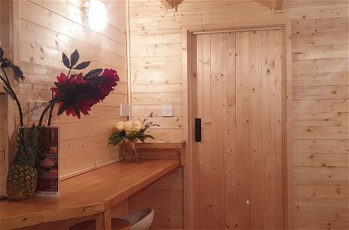 Photo 11 - The Oxford Cabin, Captivating, Customisable & Cosy