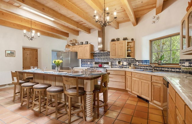 El Torreon - Exclusive Luxury Home, Nestled Next to Water and Trees - Photo 11