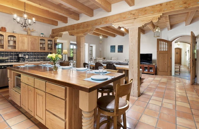 El Torreon - Exclusive Luxury Home, Nestled Next to Water and Trees - Photo 10