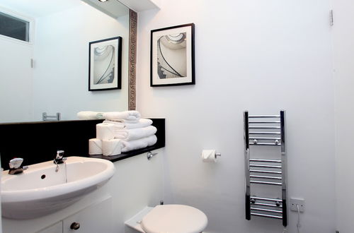 Photo 14 - Camden Serviced Apartments by Globe