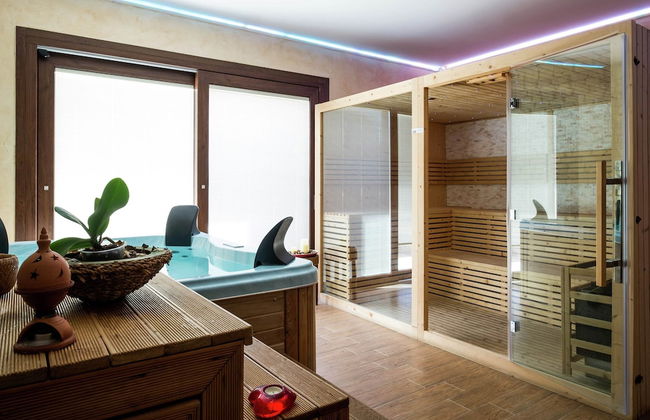 Chic Farmhouse with Sauna, Whirlpool, Patio, Hot Tub, Garden - Foto 16